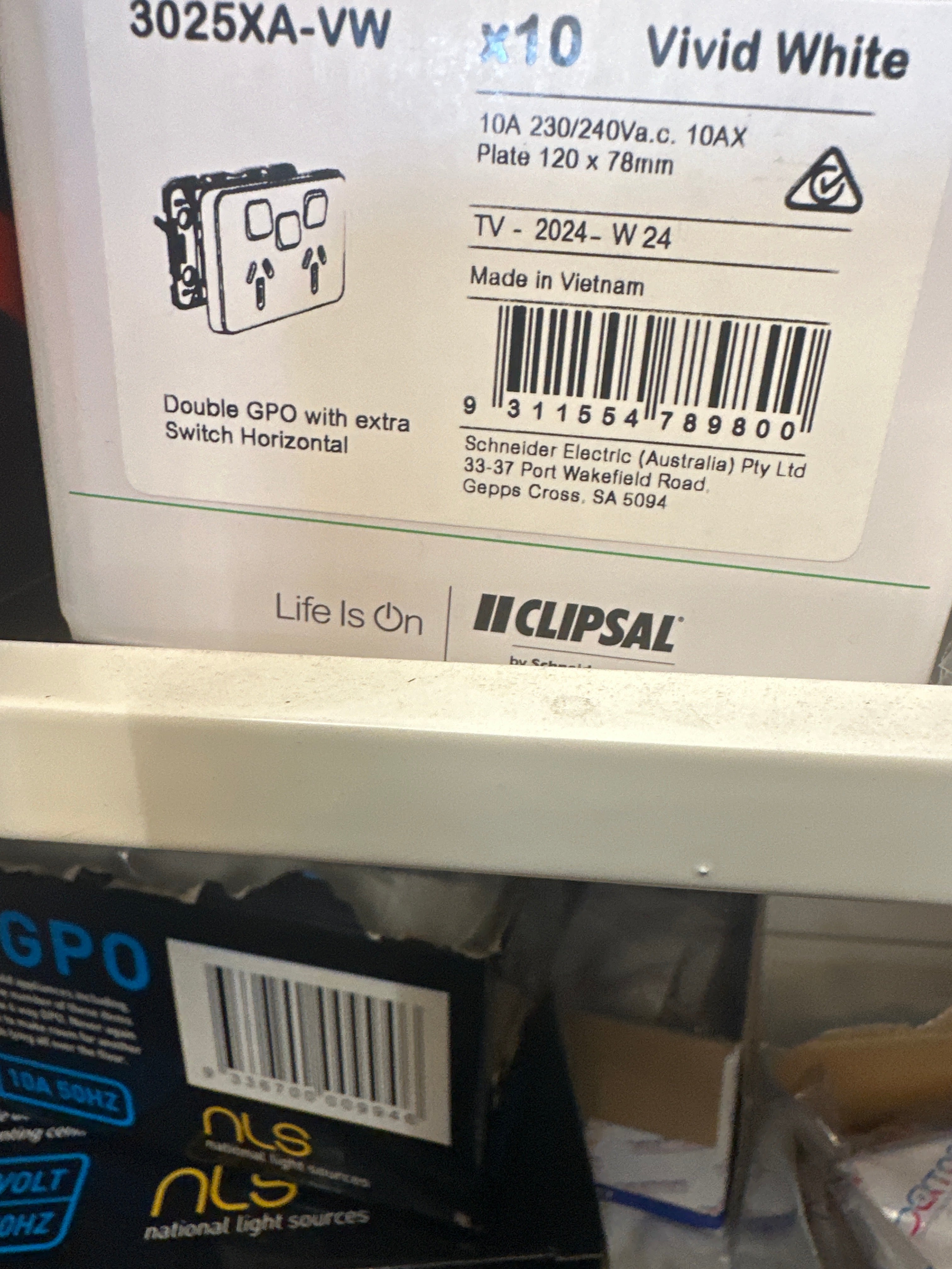 Double GPO WITH EXTRA SWITCH HORIZONTAL 3025XA-VW